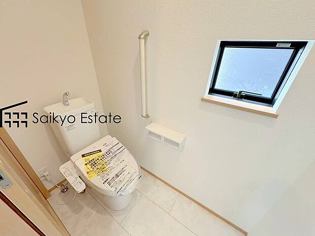 【ウォシュレット付トイレ】「温水清浄便座付きトイレ」は日々の生活を快適にしてくれます。毎日使う場所だからこそ、こだわりたいポイントですね。
