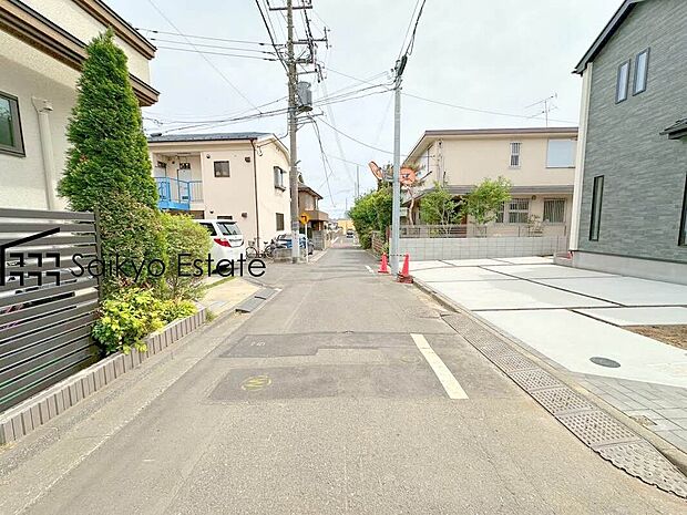 【前面道路を含む現地写真】交通量の少ない前面道路ですので、小さなお子様がおられるご家庭でも安心してお住まいいただけます。