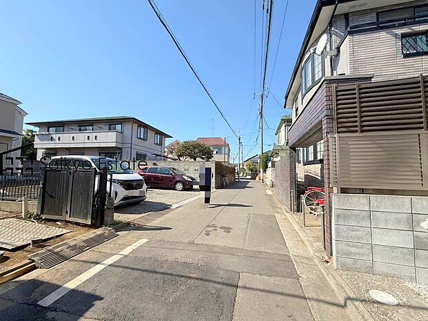 【前面道路を含む現地写真】交通量の少ない前面道路ですので、小さなお子様がおられるご家庭でも安心してお住まいいただけます。
