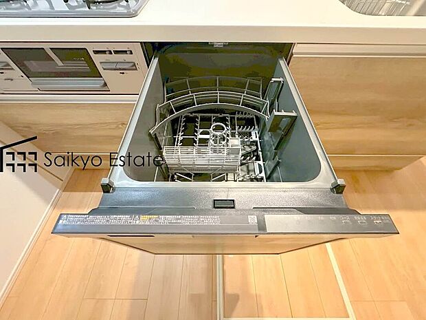【食洗機】「ビルトイン食洗機」は手洗いよりも経済的で家計に優しく、家事の負担を軽減してくれるママの強い味方ですね。
