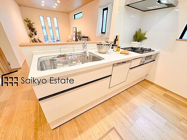 【キッチン【施工例】】リビングにいる家族とコミュニケーションをとりながら作業が出来る人気のカウンターキッチン。お子様がリビングにいても目が届くので安心です。
