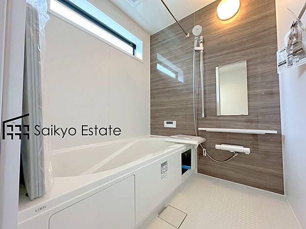 【浴室】一日の疲れを癒してくれる広々バスルーム♪雨の日のお洗濯にも大活躍な浴室暖房乾燥機付きです！