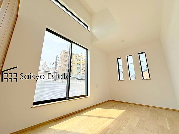 【洋室】2面採光で明るく風通しも良好です！天気の良い日は是非窓を開けて空気の入れ替えをしてみるのはいかがでしょうか♪