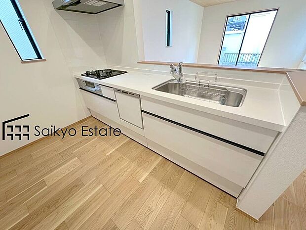 【キッチン】リビングにいる家族とコミュニケーションをとりながら作業が出来る人気のカウンターキッチン。お子様がリビングにいても目が届くので安心です。