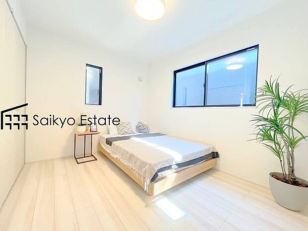 【洋室】2面採光で明るく風通しも良好です！天気の良い日は是非窓を開けて空気の入れ替えをしてみるのはいかがでしょうか♪