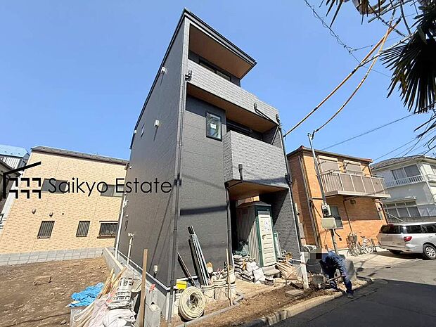 【現地外観】小学校まで徒歩約5分、中学校まで徒歩約3分でお子様が無理なく通える距離です。保育園や幼稚園も近くに多数あり、子育てファミリーには嬉しい環境です！