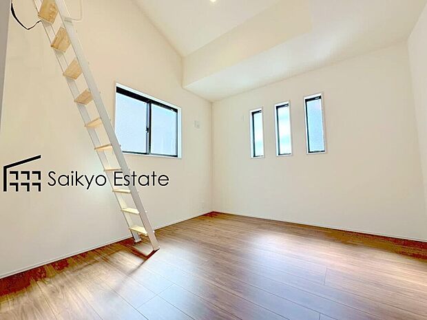 【居室】2面採光で明るく風通しも良好です！天気の良い日は是非窓を開けて空気の入れ替えをしてみるのはいかがでしょうか♪
