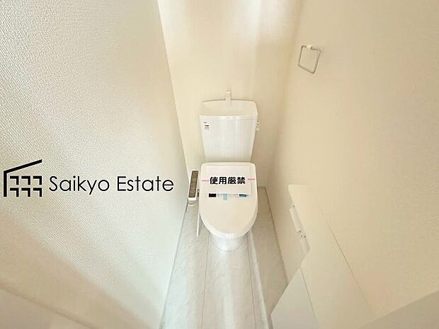 【ウォシュレット付トイレ】「温水清浄便座付きトイレ」は日々の生活を快適にしてくれます。毎日使う場所だからこそ、こだわりたいポイントですね。
