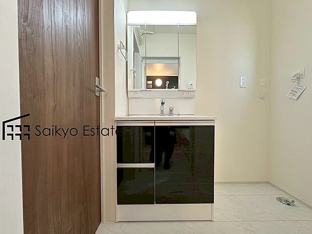 【シャンプードレッサー付洗面化粧台】「シャンプードレッサー付きの洗面台」は暮らしを快適にしてくれます。朝の身支度もスムーズに♪
