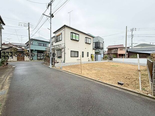 【前面道路を含む現地写真】交通量の少ない前面道路ですので、小さなお子様がいらっしゃるご家庭でも安心してお住まいになれます。