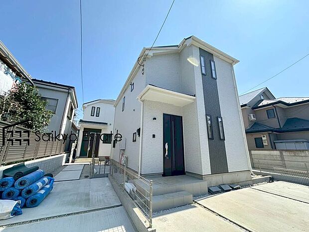 【玄関】家の顔となる玄関は、格調高いデザイン性が求められます。高級感と断熱性、防犯性に優れた玄関ドアを標準装備。
