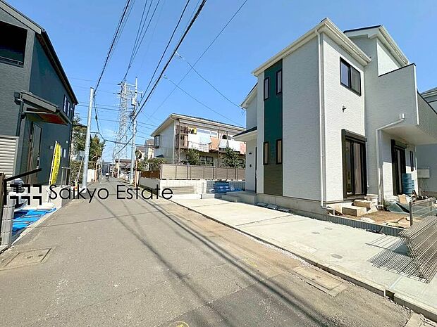 【前面道路を含む現地写真】交通量の少ない前面道路ですので、小さなお子様がいらっしゃるご家庭でも安心してお住まいになれます。