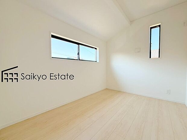 【居室】2面採光で明るく風通しも良好です！天気の良い日は是非窓を開けて空気の入れ替えをしてみるのはいかがでしょうか♪