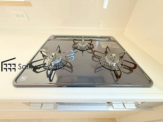 【3口ガスコンロシステム】「3口ガスコンロシステム」はたくさんの料理が同時に作れて便利な上、凹凸が少ないフラットトップなのでお掃除も楽々です。
