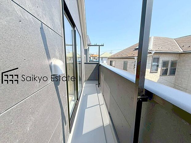 【バルコニー】お洗濯物やお布団を干すのに十分なスペースを確保したバルコニー。南向きで陽当たりも良好です♪