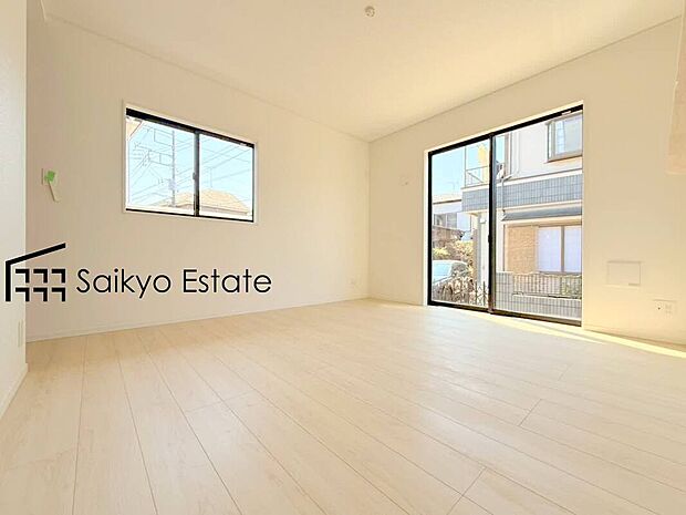 【リビング】開放感と採光にこだわったLDKです。陽光いっぱいの空間で家族団らんの時間も増えそうですね！