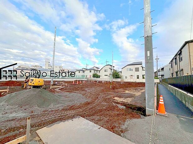 【現地土地写真】小学校まで徒歩約11分、中学校まで徒歩約9分でお子様が無理なく通える距離です。保育園や幼稚園も近くに多数あり、子育てファミリーには嬉しい環境です!スーパーまで徒歩約4分で急なお買い物も安心です!