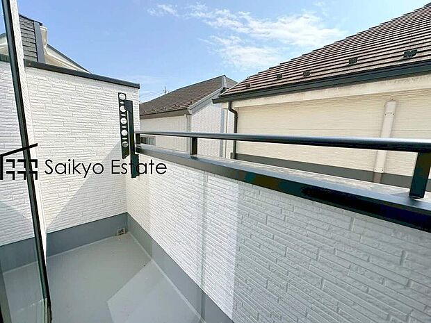 【バルコニー】子育てにも嬉しい、緑豊かな自然が広がる閑静な住宅地、南向きの邸宅です。この機会に是非現地をご覧ください。
