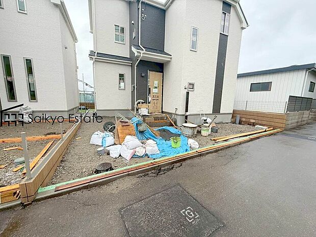 【カースペース】駐車スペースはコンクリート仕上げの為、雨の日でも足元が気になりません！自転車やバイクを置くスペースもございます！
