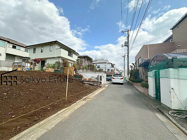 【前面道路】周辺は公園や緑地が点在する緑豊かな住環境です。この機会に是非、周辺環境も併せて現地をご覧ください。