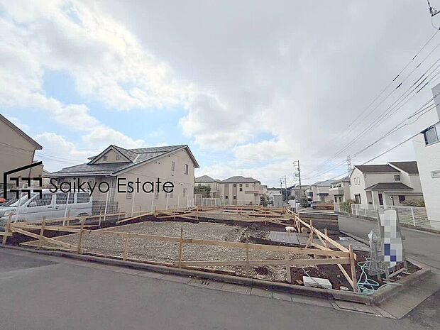 【現地写真】建物の基礎・構造といった目には見えにくい部分もしっかりこだわった造りです。風通しや採光にも気を配った設計、住まう人を考えた動線や設備仕様、快適な住空間となっております。