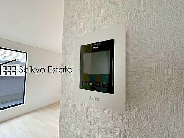 【TVモニター付きインターホン】「TVモニター付きインターホン」は、玄関に行かなくても誰が来たのか確認でき、お子様のお留守番も安心です。