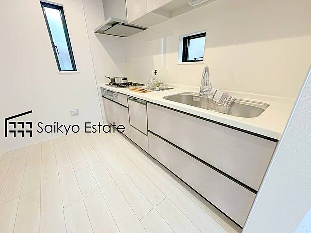 【キッチン【施工例】】直線的な動線で作業がしやすい壁付けキッチンを採用。空間を広々と活用いただけます。前面に小窓があり明るく換気もできるのは嬉しいですね♪