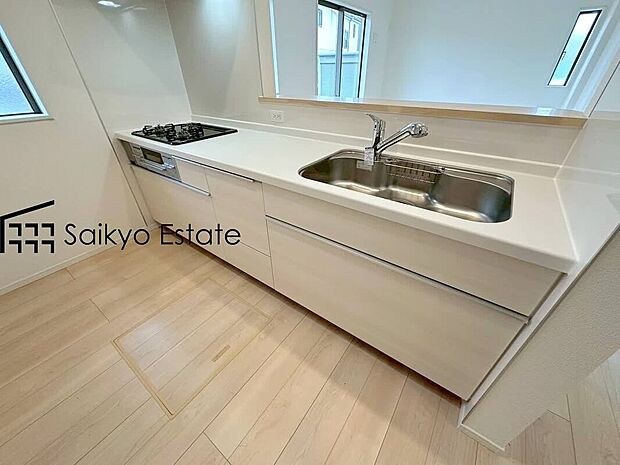 【キッチン】リビングにいる家族とコミュニケーションをとりながら作業が出来る人気のカウンターキッチン。お子様がリビングにいても目が届くので安心です。
