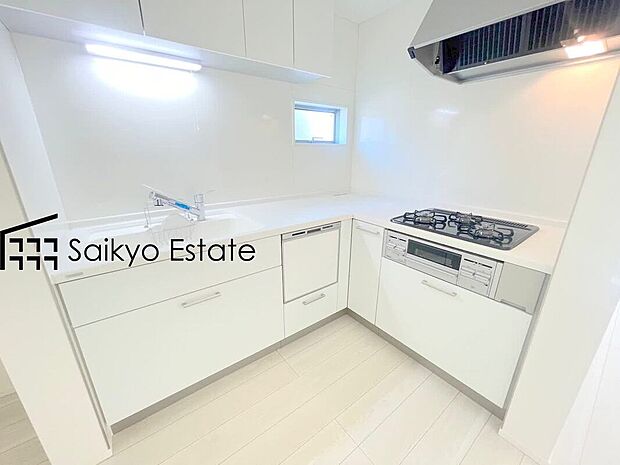 【キッチン【施工例】】キッチン内での作業動線が短く、調理スペースが広くなるL字型キッチン!小さなお子様がいるご家庭でも料理をしながらリビングの様子が伺える安心設計!