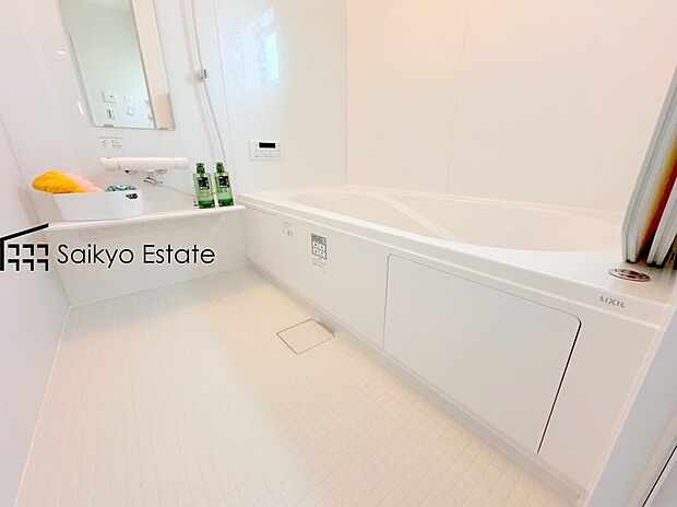 【浴室(施工例)】一日の疲れを癒してくれる一坪タイプの広々バスルーム♪雨の日のお洗濯にも大活躍な浴室暖房乾燥機付きです!窓があって換気が出来るのも嬉しいですね♪