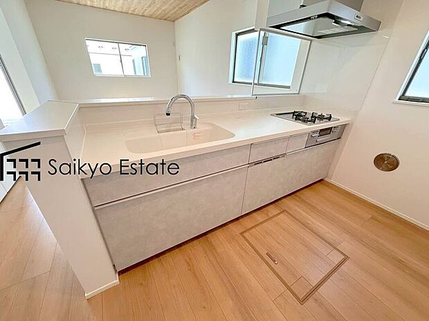 【キッチン【施工例】】リビングにいる家族とコミュニケーションをとりながら作業が出来る人気のカウンターキッチン。お子様がリビングにいても目が届くので安心です。