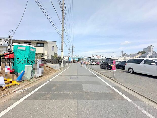 【前面道路】前面道路、幅員がございますので、駐車もスムーズに行えます!駐車が少し苦手なママさんでも安心ですね♪