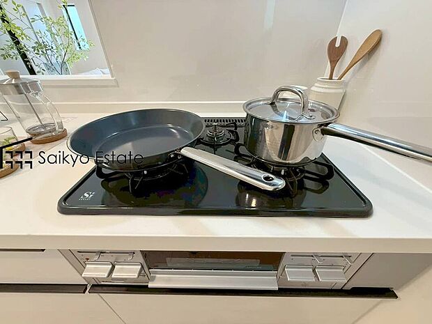 【3口ガスコンロシステム】「3口ガスコンロシステム」はたくさんの料理が同時に作れて便利な上、凹凸が少ないフラットトップなのでお掃除も楽々です。