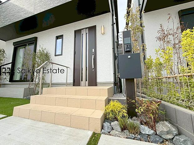 【玄関】家の顔となる玄関は、格調高いデザイン性が求められます。玄関は、高級感と断熱性、防犯性に優れた玄関ドアを標準装備。