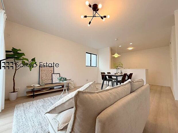 【リビング(O号棟)】家族が集い、楽しい会話と美味しいごはん。何気ない家族団らんの時間が幸せに感じられる、そんな空間になりそうです。