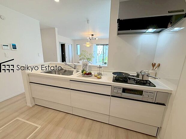 【キッチン(O号棟)】リビングにいる家族とコミュニケーションをとりながら作業が出来る人気のカウンターキッチン。お子様がリビングにいても目が届くので安心です。