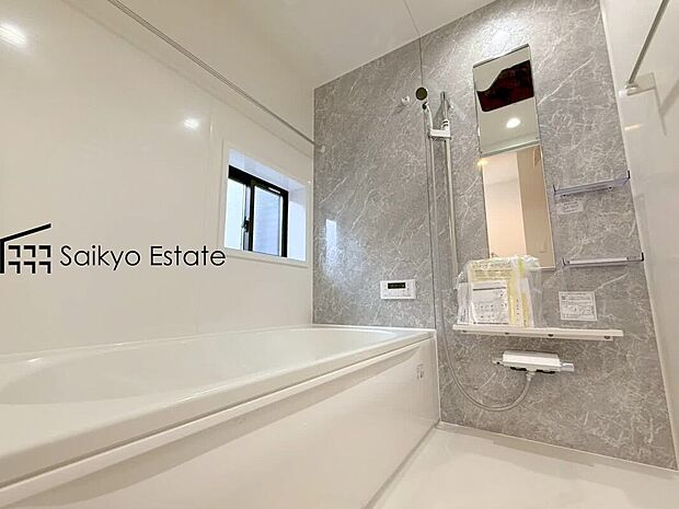 【浴室】一日の疲れを癒してくれる一坪タイプの広々バスルーム♪雨の日のお洗濯にも大活躍な浴室暖房乾燥機付きです!