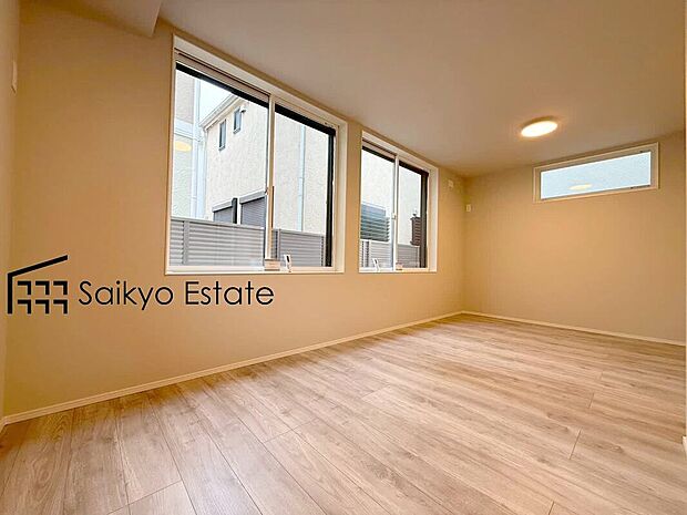 【居室(2号棟)】2面採光で明るく風通しも良好です!天気の良い日は是非窓を開けて空気の入れ替えをしてみるのはいかがでしょうか♪