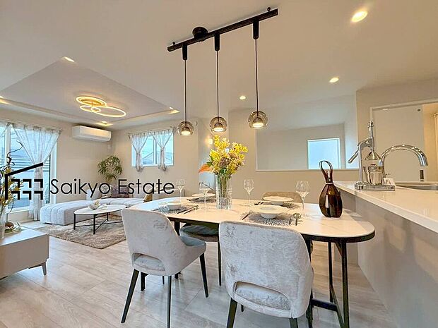 【リビング(2号棟)】18.6帖の広々としたLDKは家具の配置など楽しめます!ダイニングテーブルとソファーを置いても余裕の広さです!