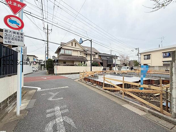 【前面道路を含む現地写真】子育てにも嬉しい、緑豊かな自然が広がる閑静な住宅地、南向きの邸宅です。この機会に是非現地をご覧ください。