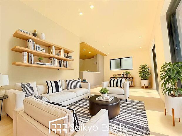 【リビング(施工例)】開放感と採光にこだわった広々としたLDKです。陽光いっぱいの空間で家族団らんの時間も増えそうですね!