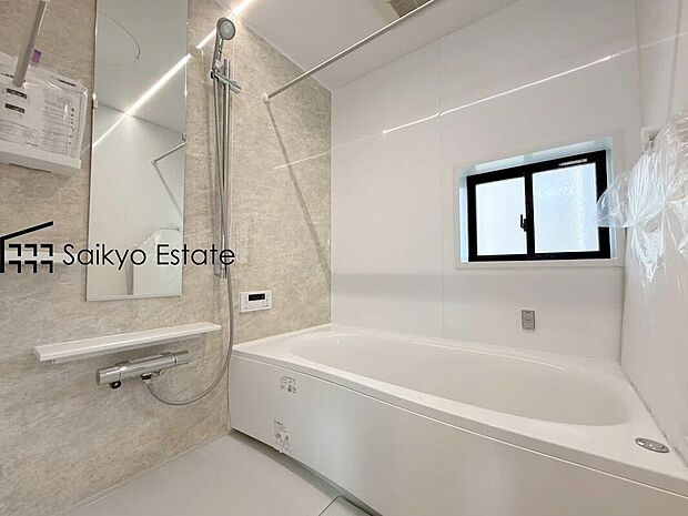 【浴室】一日の疲れを癒してくれる広々バスルーム♪雨の日のお洗濯にも大活躍な浴室暖房乾燥機付きです!