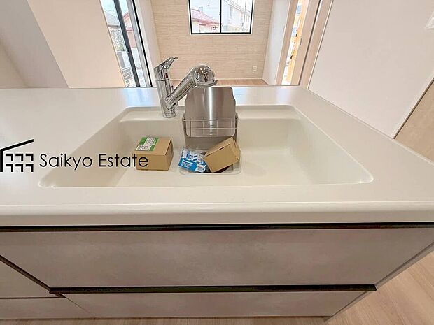 【浄水器】「浄水器」をスリムに内蔵したハンドシャワー式の水栓金具です。シンクもスッキリ!