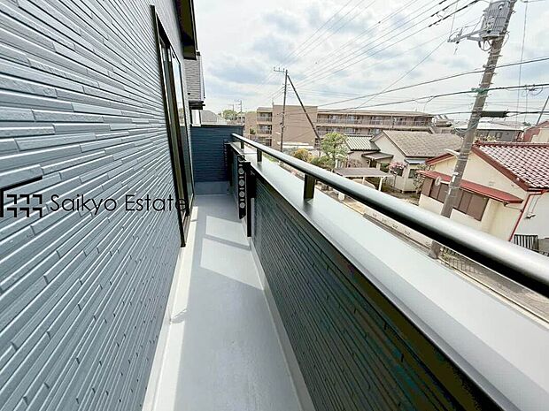 【バルコニー】お洗濯ものや布団を干したりするのに十分なスペースを取ったバルコニーは大変便利です。