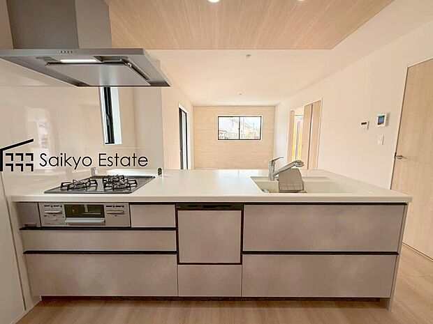 【キッチン】リビングにいる家族とコミュニケーションをとりながら作業が出来る人気のカウンターキッチン。お子様がリビングにいても目が届くので安心です。食洗機付きです!