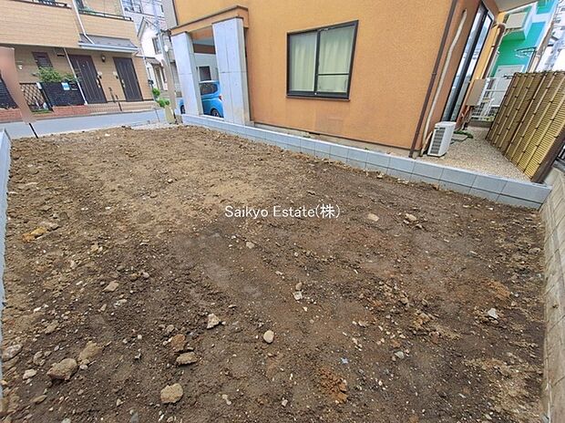 【現地写真】スーパー、コンビニまで徒歩約5~6分など、周辺は商業施設が充実した暮らし便利な立地です!急なお買い物も安心ですね♪