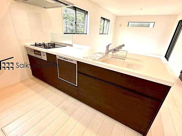 【キッチン【施工例】】リビングにいる家族とコミュニケーションがとりやすい、人気のカウンターキッチンを採用。小さなお子さんがリビングにいても目が届くので安心。来客時には会話を楽しみながらお料理もできます。