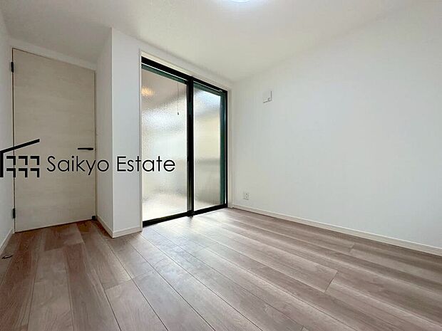 【洋室】2面採光で明るく風通しも良好です！天気の良い日は是非窓を開けて空気の入れ替えをしてみるのはいかがでしょうか♪
