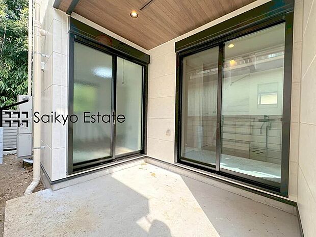 【テラス】広々としたテラス付き！ガーデニングやお子様の遊戯スペースなど、いろいろな使い方ができます。
