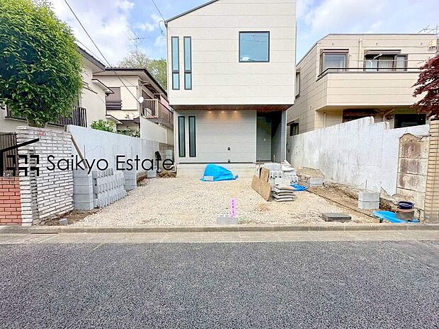 【カースペース】スーパー、ドラッグストアまで徒歩約5分！急なお買い物も安心です！その他周辺には商業施設が充実！住みやすさと利便性を兼ね備えた環境です。